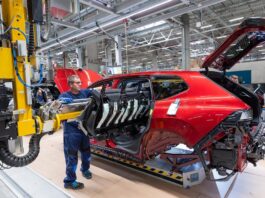 BMW lieta za lacnou prácou: Maďarsku chýbajú odborníci BMW lieta za lacnou prácou: Maďarsku chýbajú odborníci