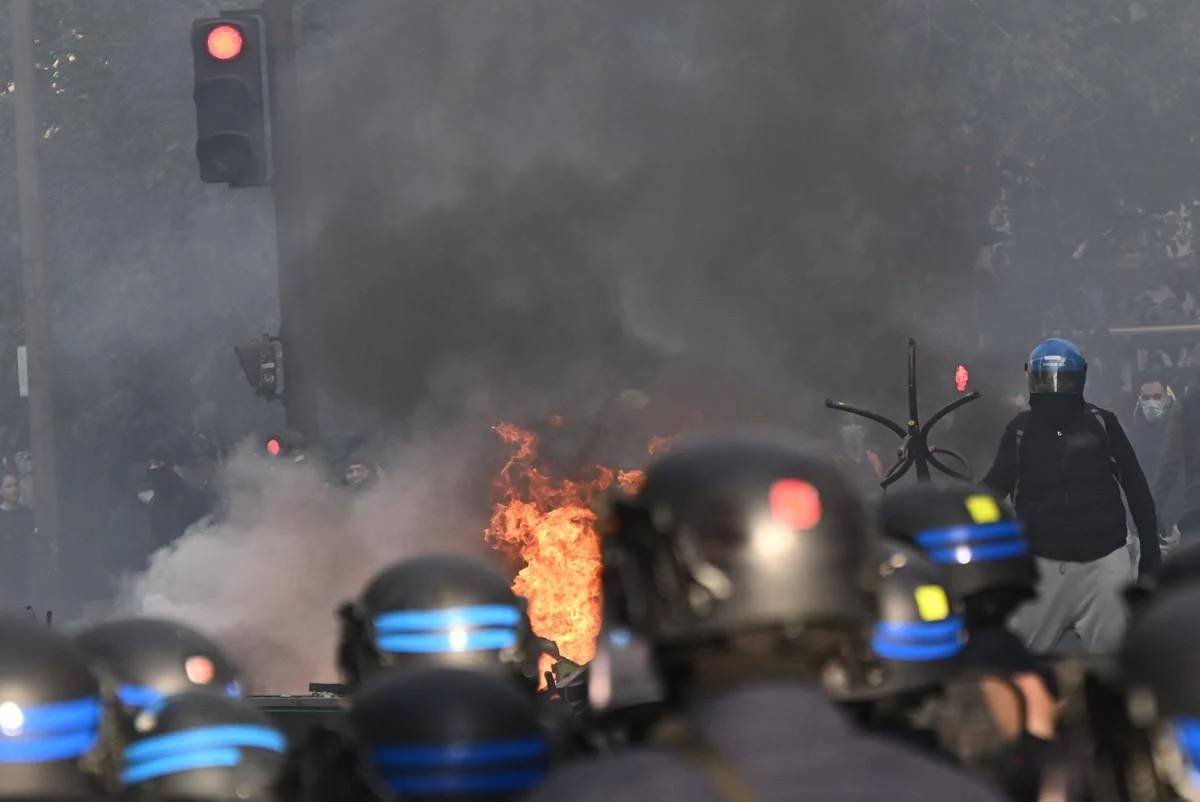 Francúzsko v plameňoch: Masívne protesty a zrážky s políciou